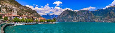 Romantik güzel göl Iseo, dağlarla çevrili Riva di Solto 'nun havadan görünüşü. İtalya, Bergamo Provinc