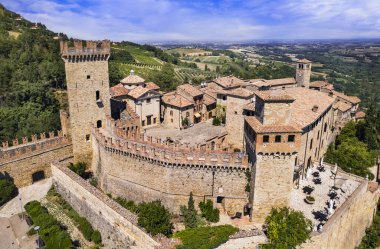 Vigoleno 'nun ortaçağ hava manzaralı köyü. Peri masalı şatosu ve küçük sevimli bir köy. Emilia Romagna, İtalya seyahati ve simgeleri