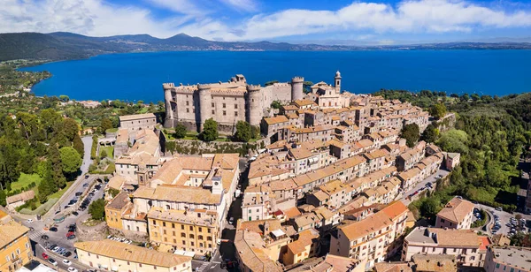 イタリアの中世の城 ブラッチャーノの町や湖でCastello Orsini Odescalchi 空中ドローンビュー ラツィオ州 — ストック写真