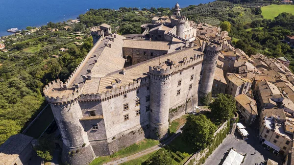 意大利中世纪城堡 Castello Orsini Odescalchi Bracciano Town Lake 空中无人驾驶飞机视图 拉齐奥地区 — 图库照片