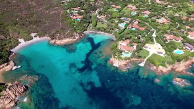 Sardegna adasının en iyi plajları, Capriccioli ve Romazino sahillerinin hava aracı videoları. İtalya yaz tatili
