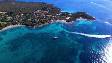 Sardegna adası muhteşem plajlarıyla ünlüdür. Capriccioli sahilinin turkuaz denizli hava aracı videosu. İtalya seyahati