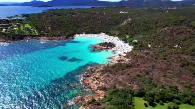 Sardegna adası muhteşem plajlarıyla ünlüdür. Capriccioli sahilinin turkuaz denizli hava aracı videosu. İtalya seyahati