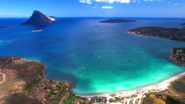 Sardegna, İtalya. Muhteşem ada ve sahil Tavolara 'nın insansız hava aracı videosu. Sardunya Adası İtalya yaz tatili