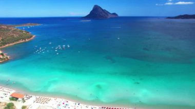Sardegna, İtalya. Muhteşem ada ve sahil Tavolara 'nın insansız hava aracı videosu. Sardunya Adası İtalya yaz tatili