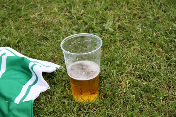 Birra e vestito da calcio — Foto Stock