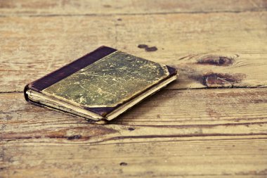 ahşap yerde eski kitap
