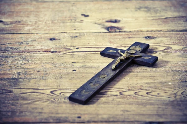 Velha cruz com Jesus no chão velho — Fotografia de Stock