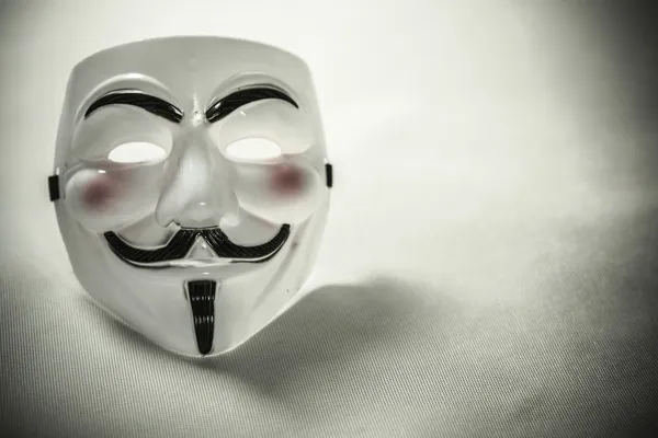 Weiße anonyme Maske auf weißem Hintergrund — Stockfoto