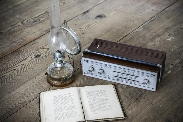 Kerosine lamp en radio en boek — Stockfoto