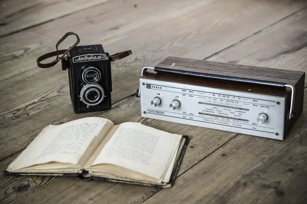 Câmera vintage e rádio e livro — Fotografia de Stock