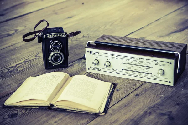 Vintage camera and radio and book — Stock Photo, Image