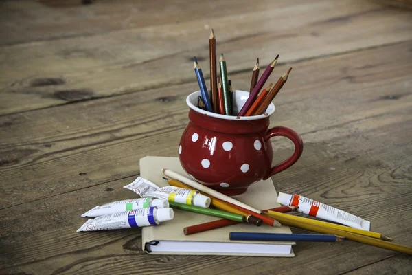 Lápices de colores vintage en la taza roja — Foto de Stock