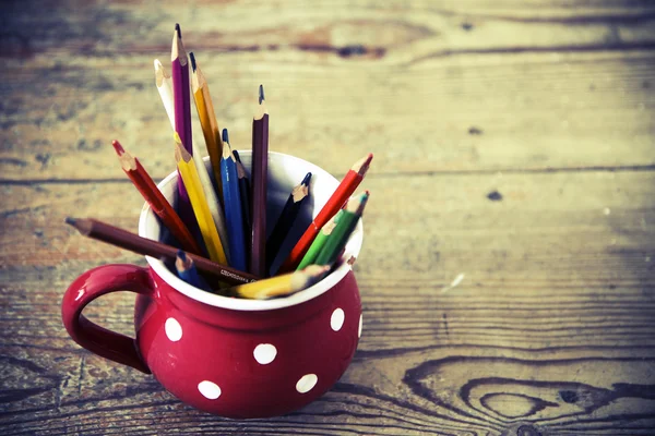 Винтажные карандаши в красной чашке — стоковое фото