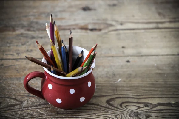 Lápices de colores vintage en la taza roja — Foto de Stock