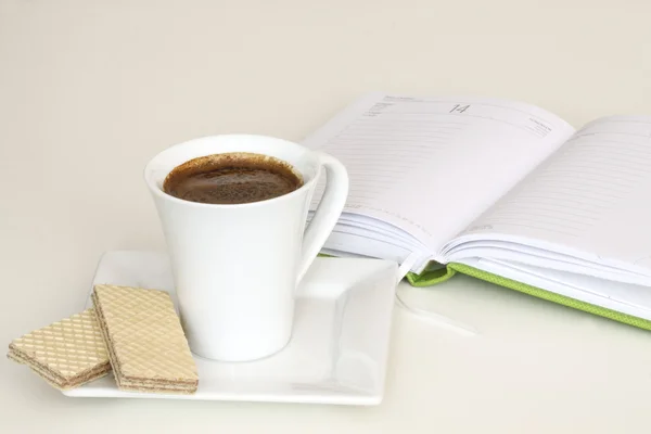 ノートブックとお茶のカップ — ストック写真