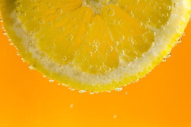 baloncuklar içinde limon