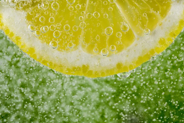 Limón en las burbujas — Foto de Stock