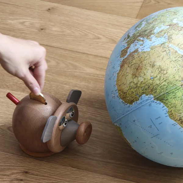 Dünyanın küre ile para kutusu — Stok fotoğraf
