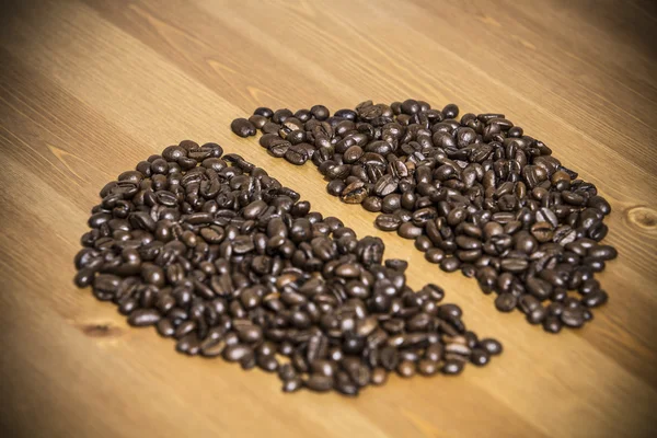 Bohnen aus Kaffeebohnen auf dem Tisch — Stockfoto