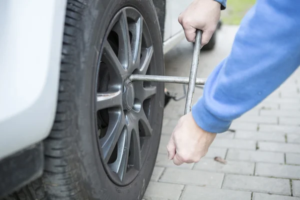 Changer les pneus d'une voiture — Photo