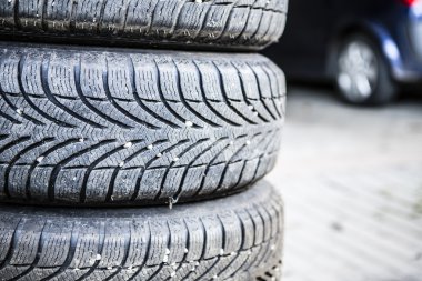 bir arabanın lastikleri