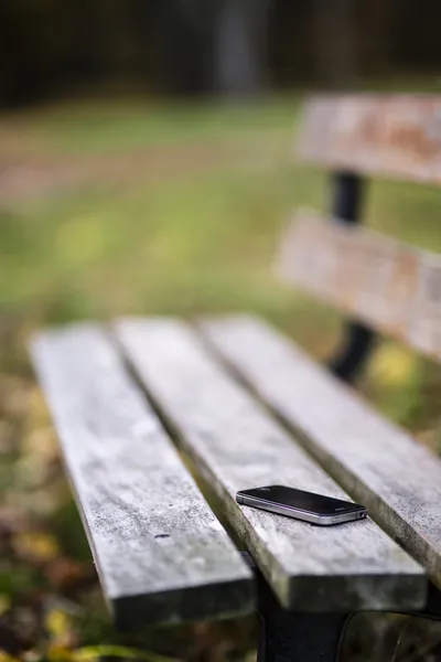 Telefono perso sulla panchina — Foto Stock
