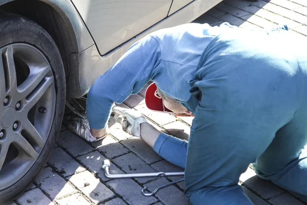 Changing tires — Stock Photo, Image