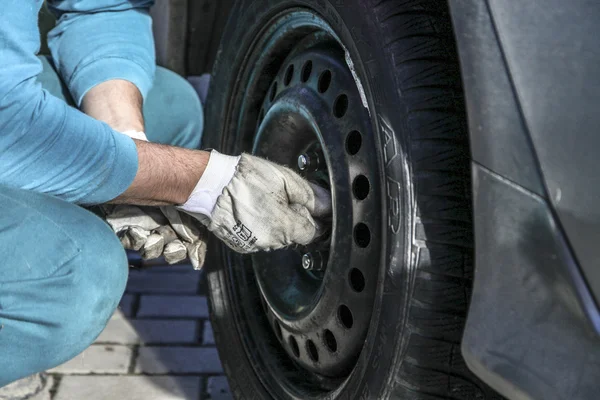 Changing tires — Stock Photo, Image