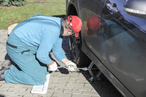 Changing tires — Stock Photo, Image