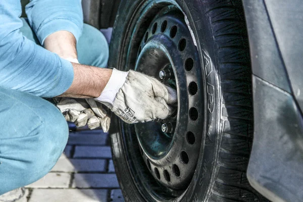 Changing tires — Stock Photo, Image