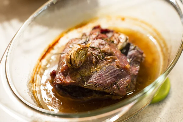 Roast beef in glass pan — Stock Photo, Image