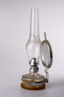 Beyaz arkaplanda izole edilmiş eski gaz lambası