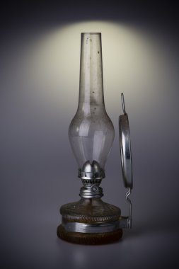Beyaz arkaplanda izole edilmiş eski gaz lambası