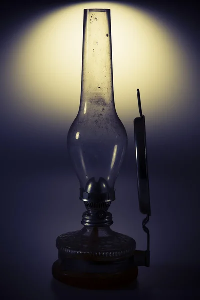 Oude kerosine lamp geïsoleerd op witte achtergrond — Stockfoto