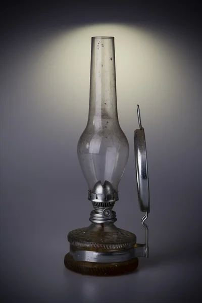 Starý petrolej lampa izolované na bílém pozadí — Stock fotografie