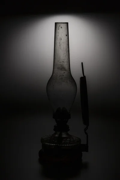 Oude kerosine lamp geïsoleerd op witte achtergrond — Stockfoto