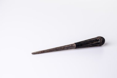 Beyaz arka planda siyah eski tornavida