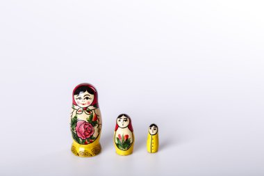 Beyaz bir arka plan üzerinde izole matryoshka Rus bebek