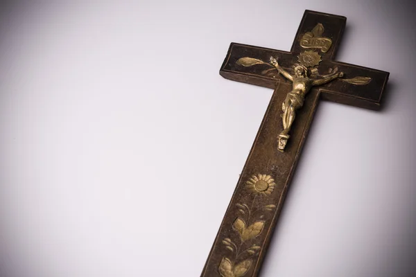Crucifix avec la figure de Jésus sur fond blanc — Photo
