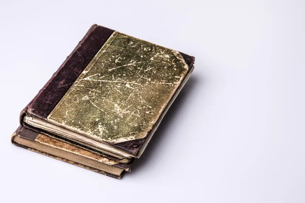 Красивая старая книга крупным планом на белом фоне — стоковое фото