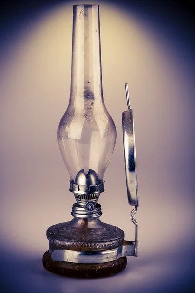 Oude kerosine lamp geïsoleerd op witte achtergrond — Stockfoto