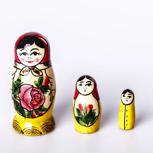 Muñecas rusas Matryoshka Aislado sobre un fondo blanco — Foto de Stock