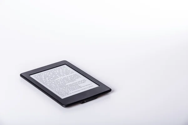 Черная книга читатель или планшет на белом фоне — стоковое фото