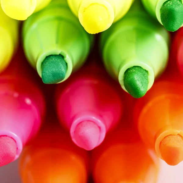 Groep van vilt tip felle kleur markers op witte achtergrond — Stockfoto