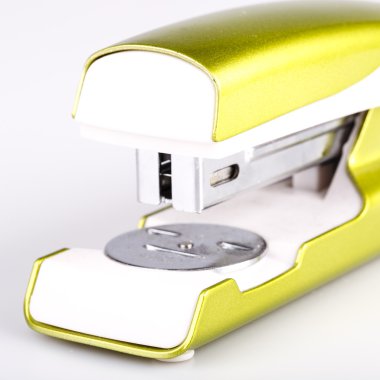 ışık yeşil zımba üzerinde beyaz izole