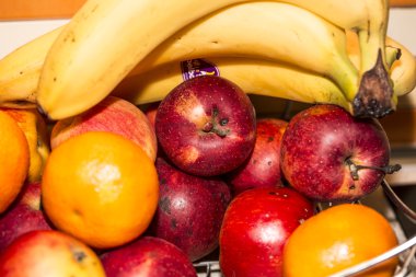 muz, elma ve portakal bir natürmort sarı