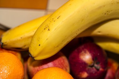 muz, elma ve portakal bir natürmort sarı