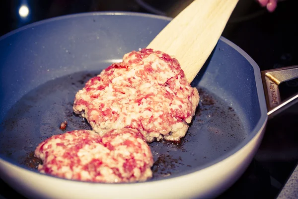 Hamburger maken — Stockfoto