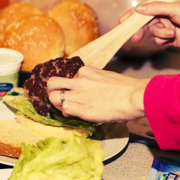 Making burger — Stock Photo, Image